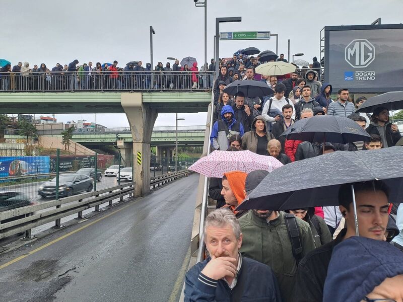 KADIKÖY’DE METROBÜS KAZA YAPTI