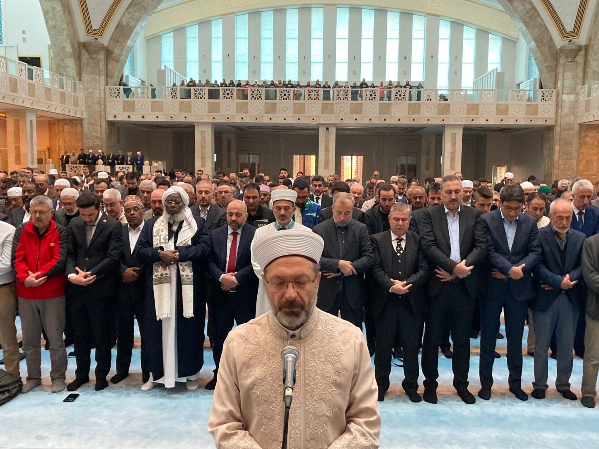 GAZZE’DE HAYATINI KAYBEDENLER İÇİN GIYABİ CENAZE NAMAZI KILINDI