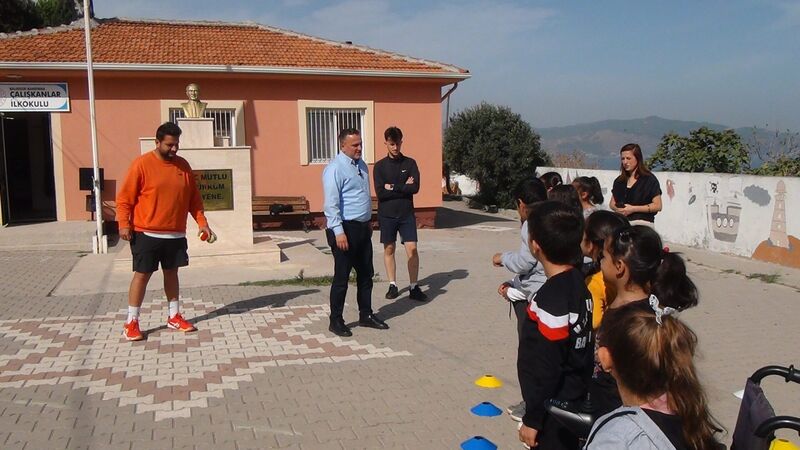 İLKOKUL ÖĞRENCİLERİ TENİSLE TANIŞTI