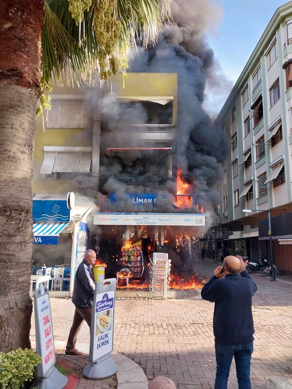 Balıkesir’in Erdek İlçesi’nde bir markete çıkan yangın vatandaşları tedirgin etti.