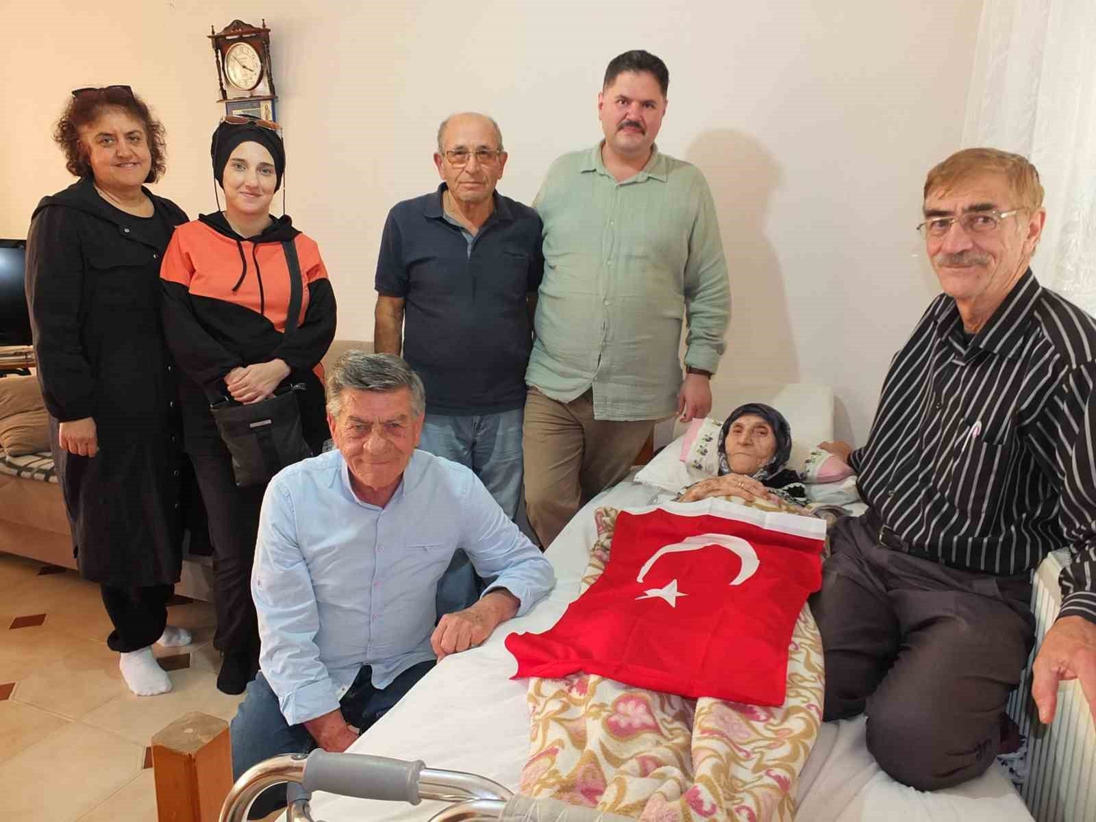 Balıkesir’de asırlık Hanife nineye vefa ziyareti