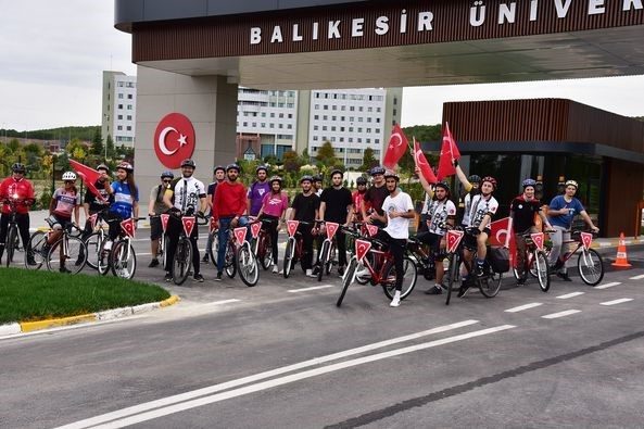 BAÜN’lü gençler bayraklar ile 100. yıl için bisiklet sürdü