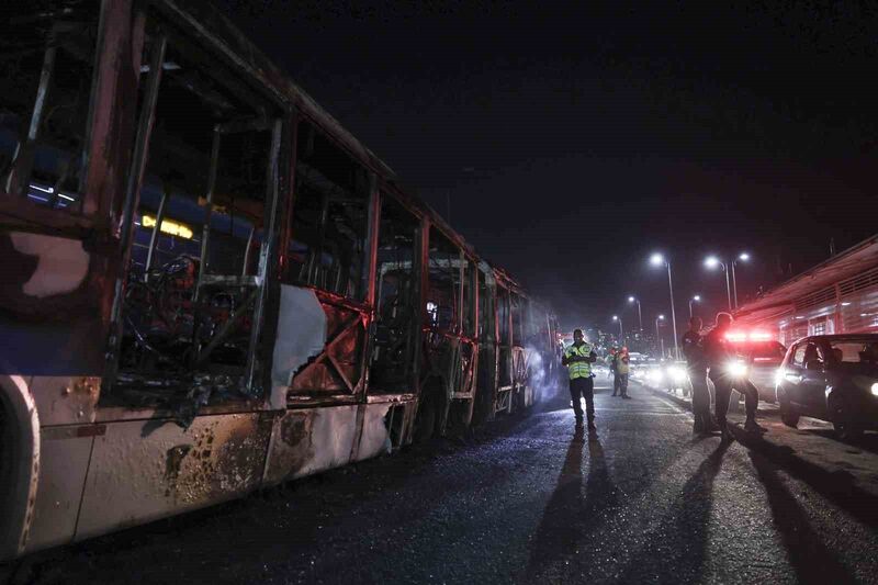 Brezilya’daki liderleri öldürülen çete 40’dan fazla aracı ateşe verdi