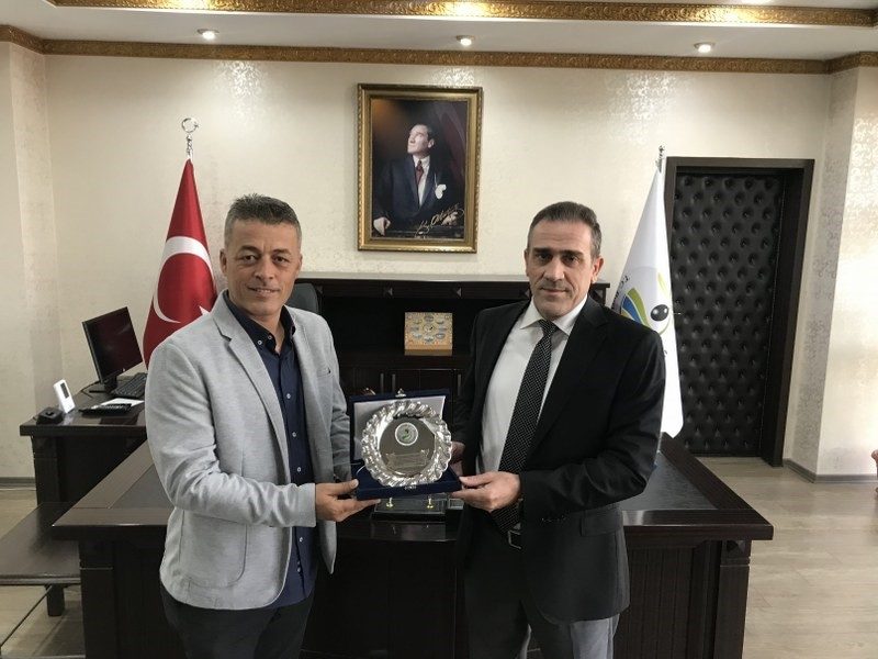 Burhaniye’de Kaymakam emekli komutana plaket verdi