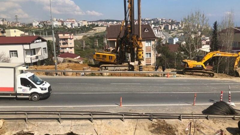 Feribot yolu üstgeçidinde kazıklar çakılıyor