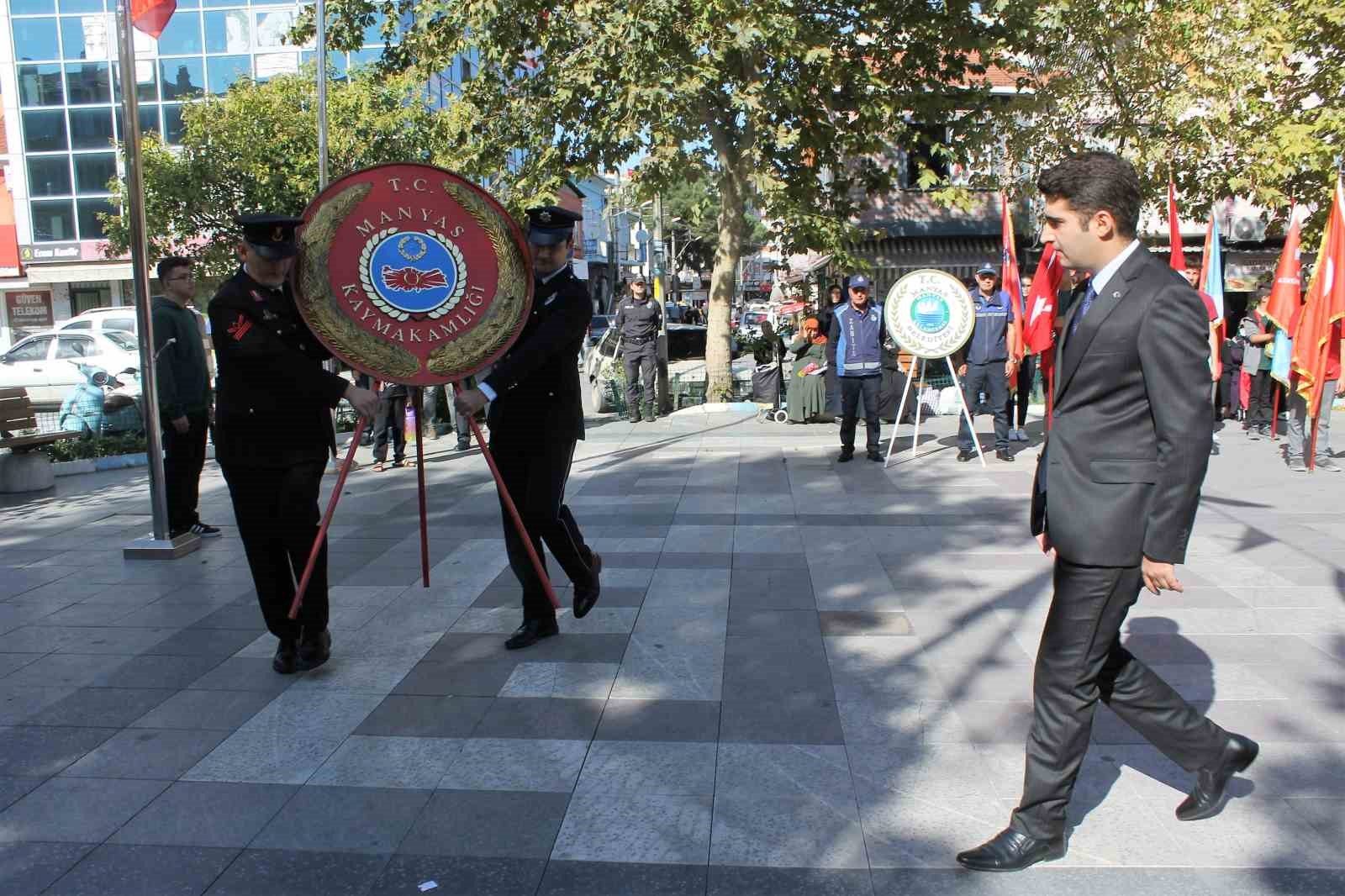 Manyas’ta Cumhuriyet Bayramı çelenk sunumu ile başladı