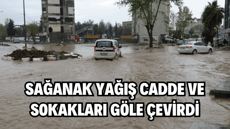 Sağanak yağış cadde ve sokakları göle çevirdi