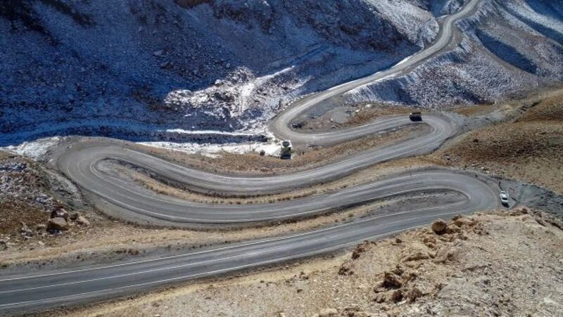 VAN BAHÇESARAY YOLU TRAFİĞE KAPANDI