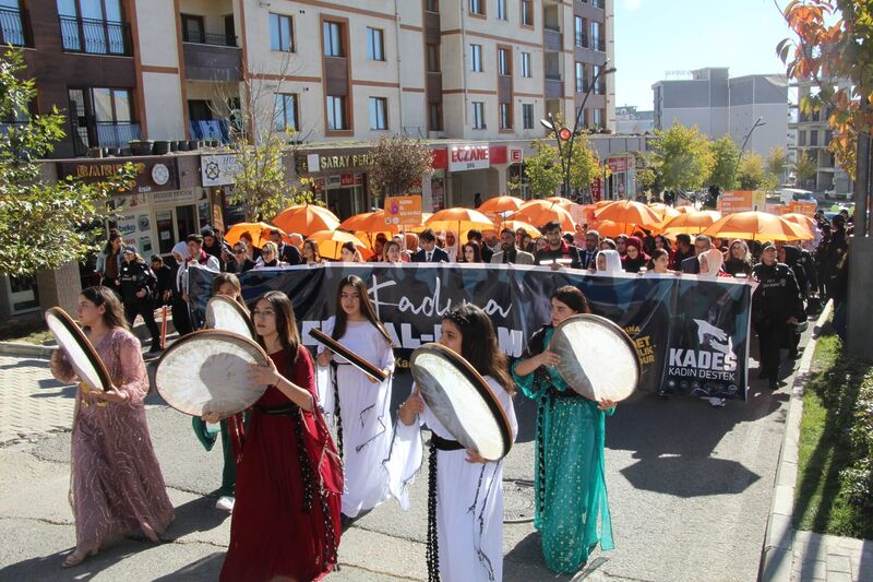 ŞIRNAK’TA TURUNCU ŞEMSİYELİ YÜRÜYÜŞ: “KADINA EL KALKAMAZ”