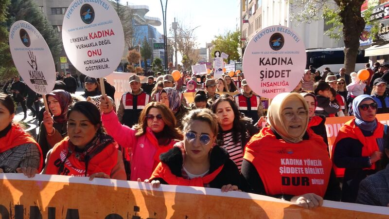 KADINA ŞİDDET YÜRÜYÜŞÜ GERÇEKLEŞTİ