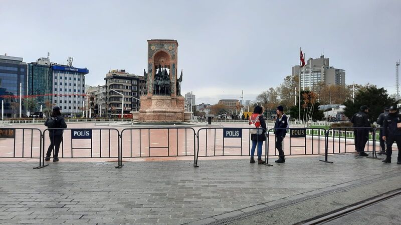 TAKSİM MEYDANI, KADINA YÖNELİK ŞİDDETE KARŞI GÜVENLİK ÖNLEMLERİ KAPSAMINDA KAPATILDI