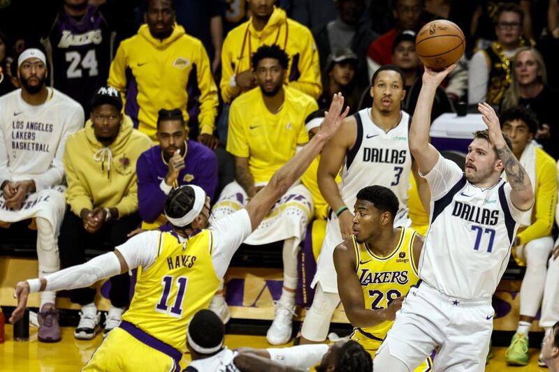 DALLAS LAKERS’I DEVİRDİ