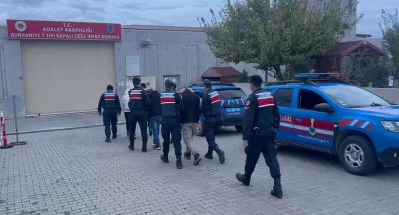 BALIKESİR’DE 16 DÜZENSİZ GÖÇMEN YAKALANDI