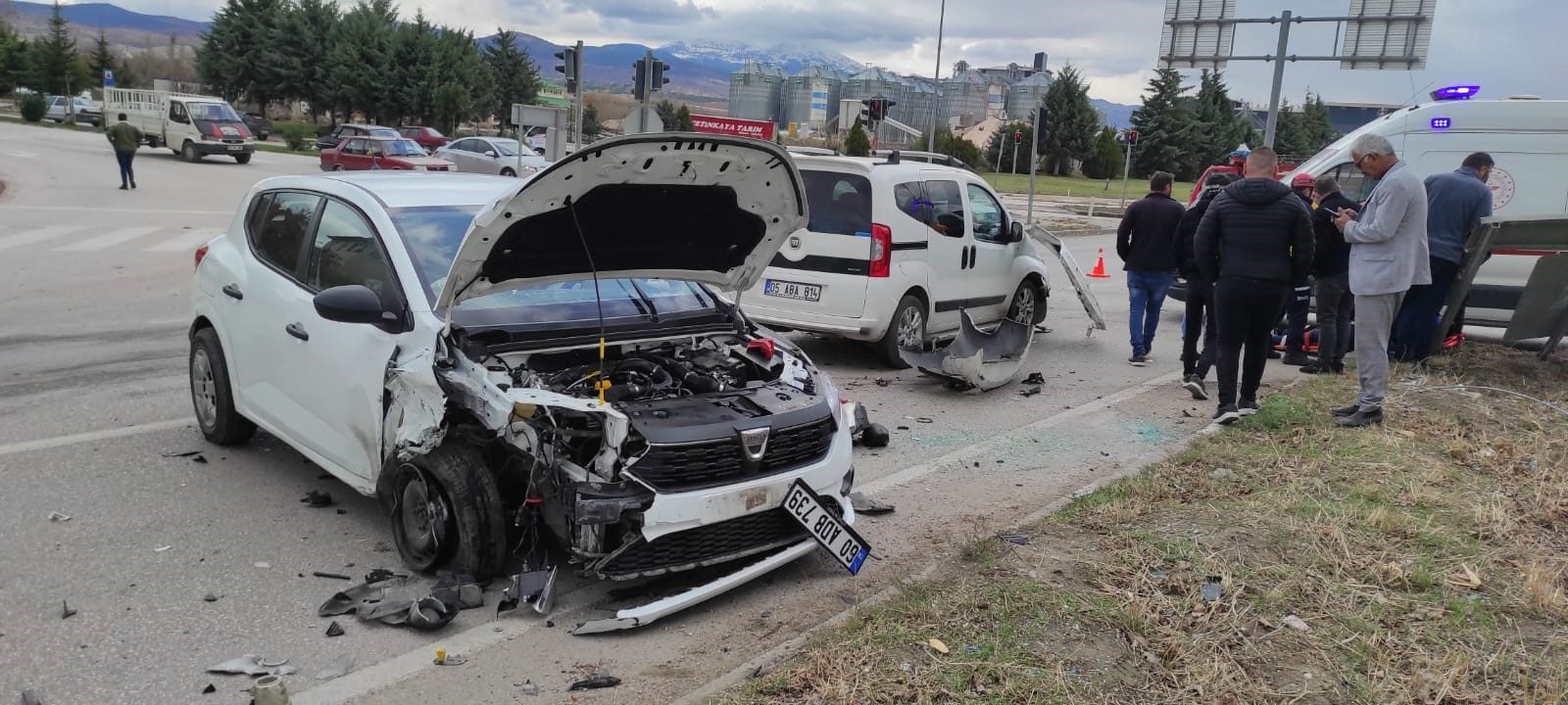 AMASYA SULUOVA’DA KAVŞAK KAZASI: 3 YARALI