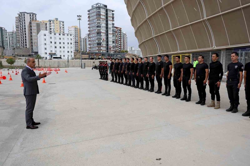 Adana’da yunus polislerinden nefes kesen gösteri