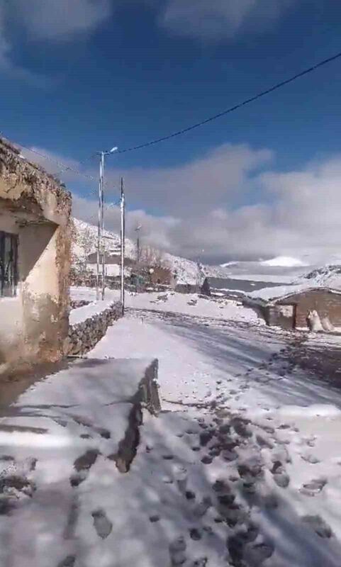 AĞRI’DA BAZI KÖYLER BEYAZA BÜRÜNDÜ