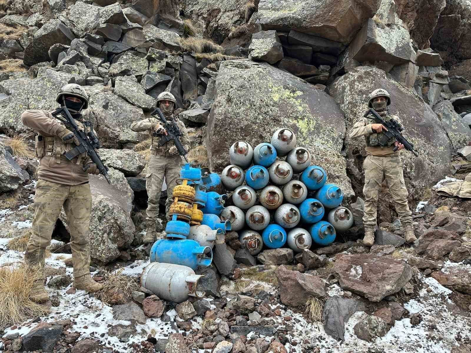 Ağrı’da PKK/KCK barınma alanlarına yapılan aramada çok sayıda malzeme ele geçirildi