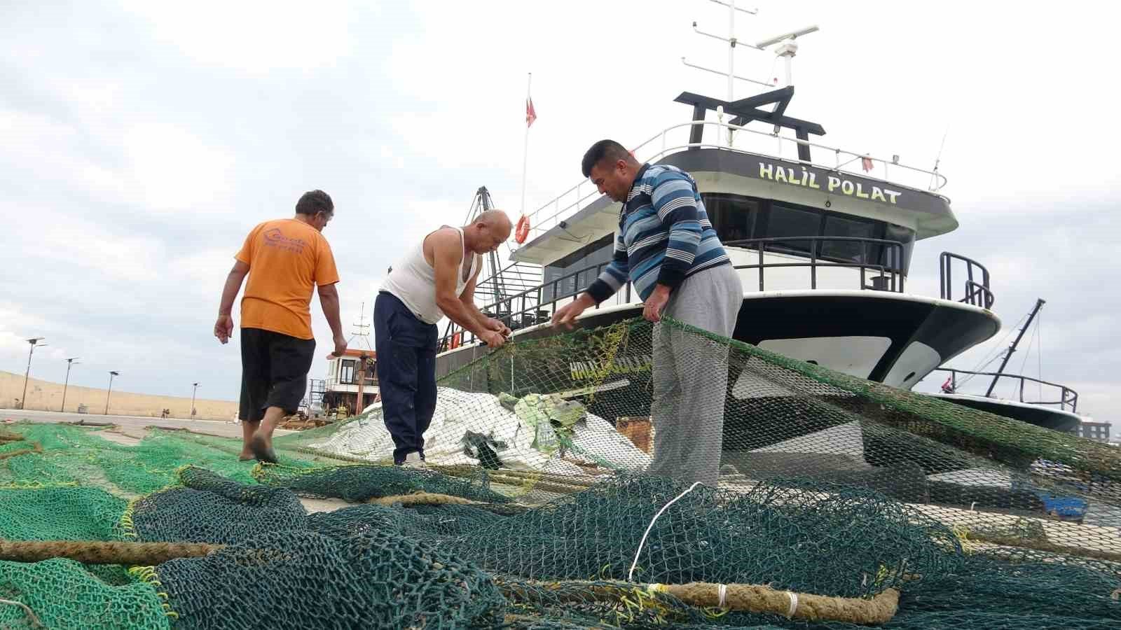 Akdeniz’de fırtına beklentisi: Tekneler kıyıya yanaştı, ağ bakımları başladı