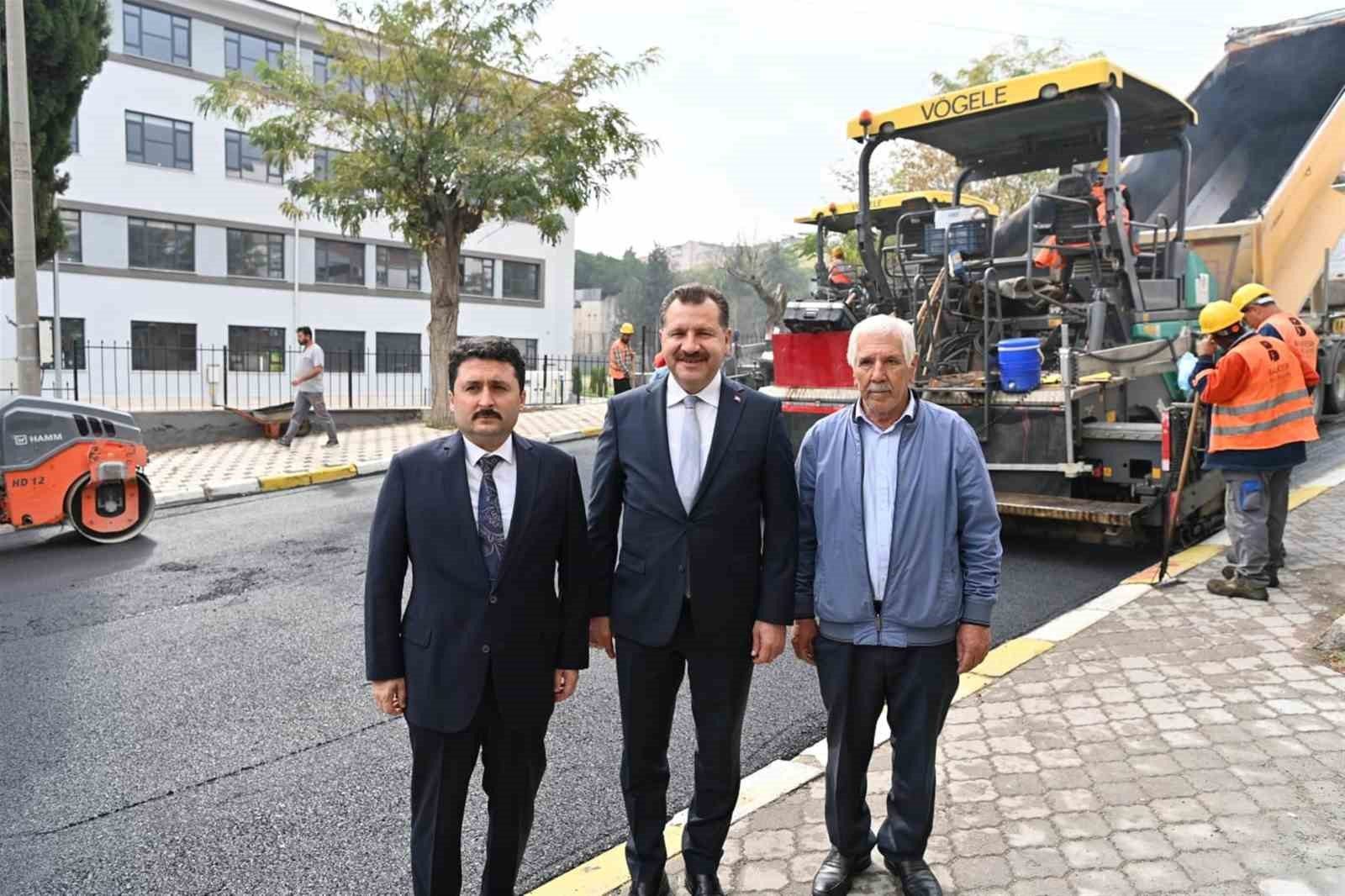 Altıeylül ilçesinde caddelere sıcak asfalt