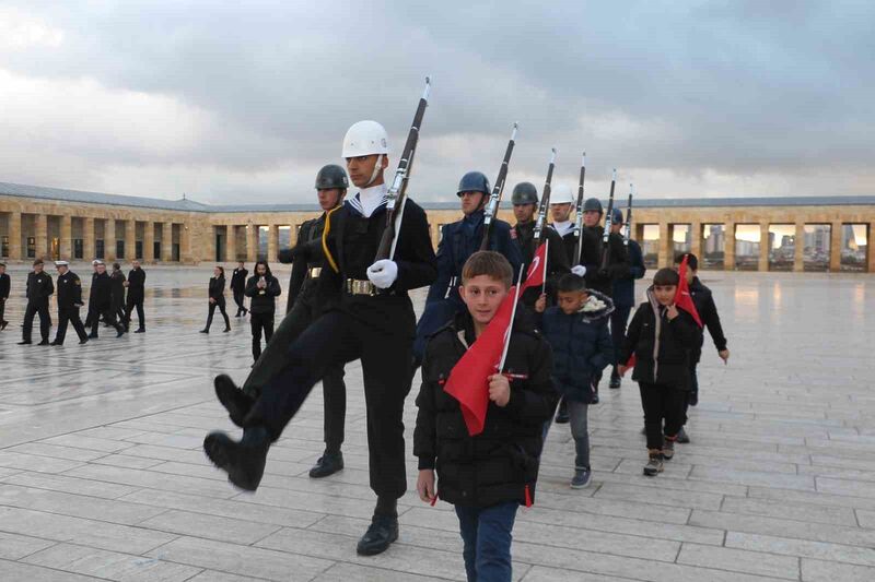 ‘Anıtkabir’de saygı nöbeti’ videosuyla gündem olan öğrenciler Anıtkabir’i ziyaret etti