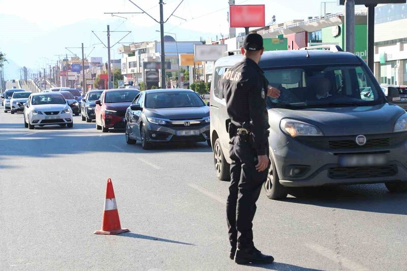 Antalya’da şok yol uygulamalarında bin 263 şahıs sorgulandı