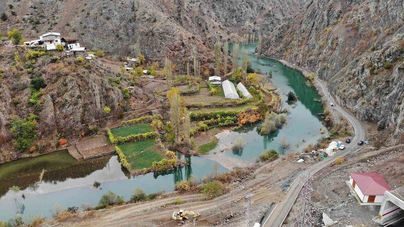 Artvin’de köprü baraj suları altında kalınca köylüler ulaşımı teleferikle sağlıyor