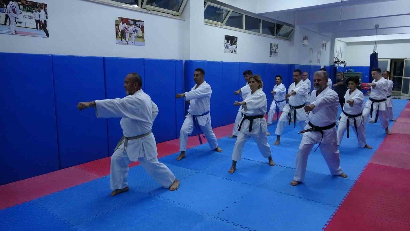 Aynı karate salonu öğrencileri, 30 yıl sonra tekrar bir araya gelerek idman yaptı