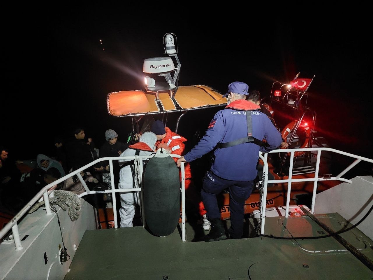 Ayvalık’ta 29 düzensiz göçmen kurtarıldı