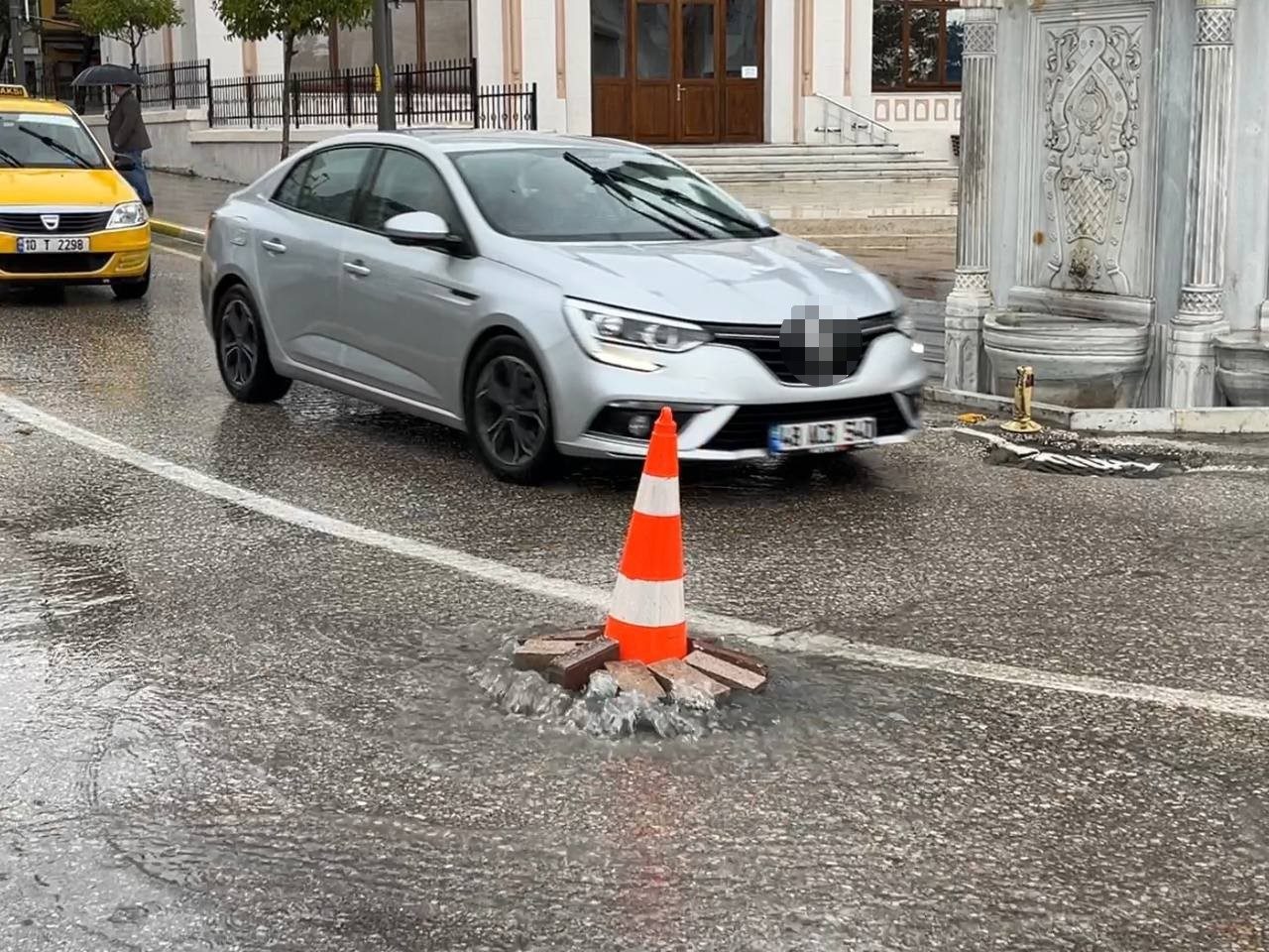 Bandırma’da yağış ve fırtına etkili oldu