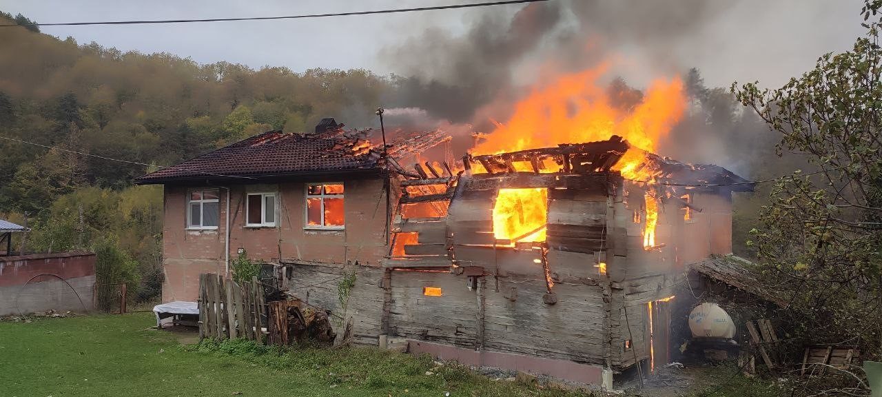 Bartın’da çıkan yangında 2 ev kül oldu