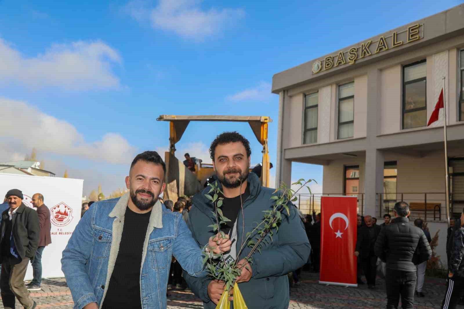 Başkale’de 10 bin badem ve ceviz fidanı dağıtıldı