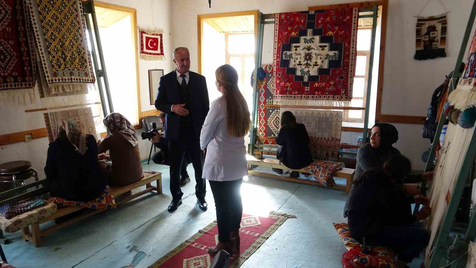 Başkan Akman’dan kilim ve halı dokuma kursuna ziyaret