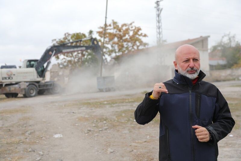 Başkan Çolakbayrakdar: “Gecekondu evleri yıkarak, şehrimize modern ulaşım yolu kazandırıyoruz”