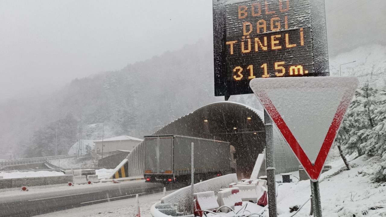 Bolu Dağı’nda yoğun kar yağışı etkili oluyor