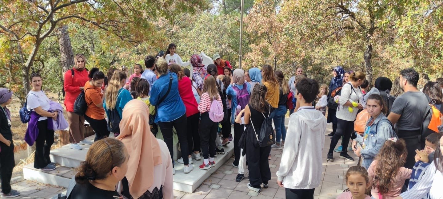 Burhaniyeli öğrenciler Çanakkale Kahramanı’ Koca Seyit’i ziyaret etti