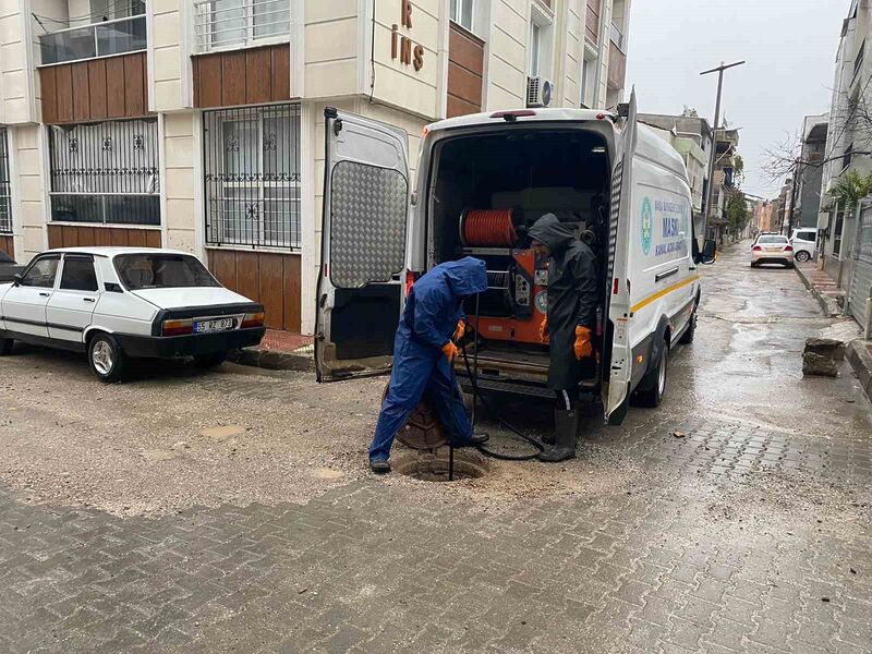 Büyükşehir ve MASKİ, 17 ilçede sağanak yağışa karşı sahada