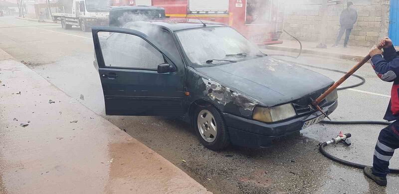 Çorum’un Alaca ilçesinde park halindeki otomobil yandı