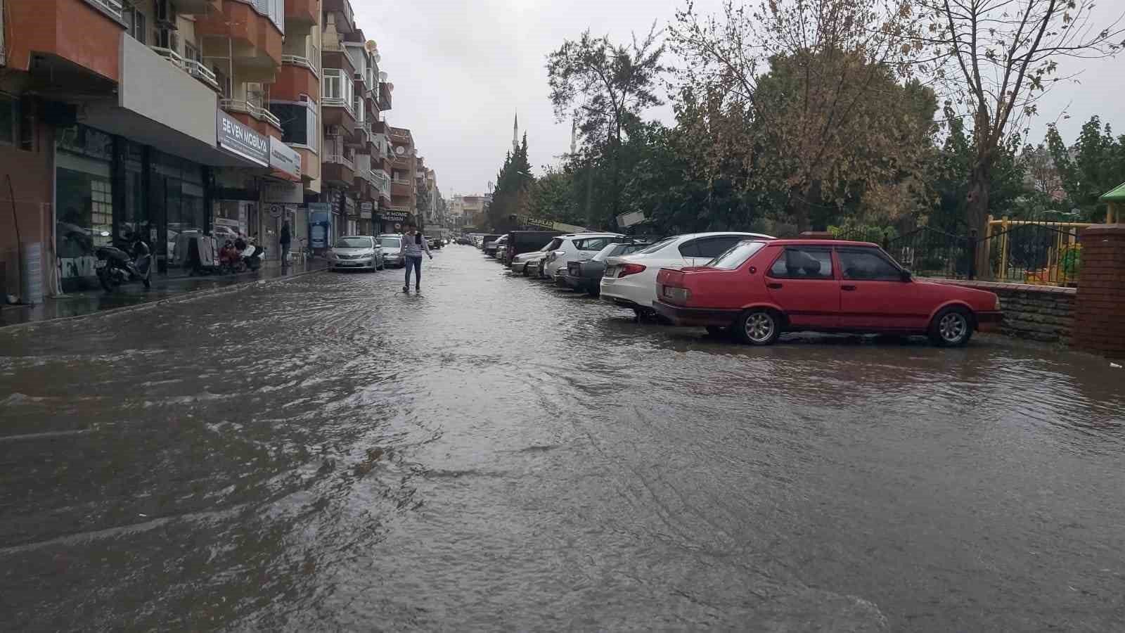 Didim’de sağanak yağış ve fırtına etkili oldu