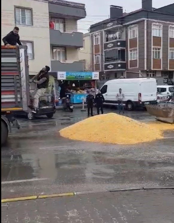 Dorse kapağı açılan tır, caddeyi buğday ile kapladı