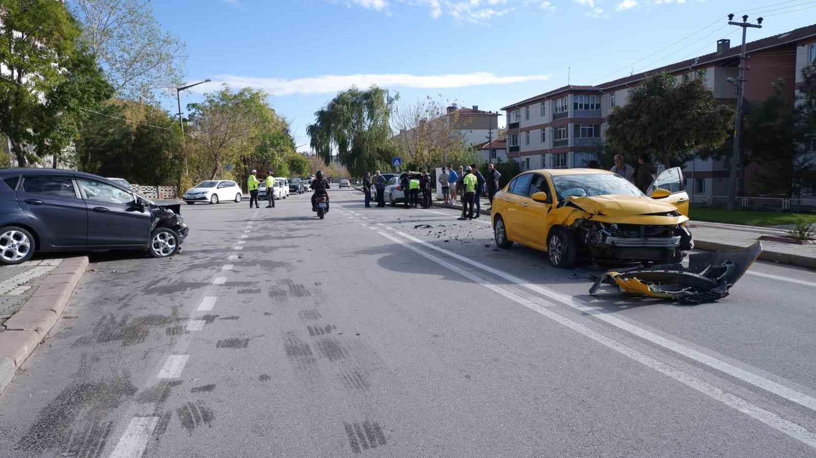 Edirne’de iki otomobil çarpıştığı kazada metrelerce fren izi: 2 yaralı