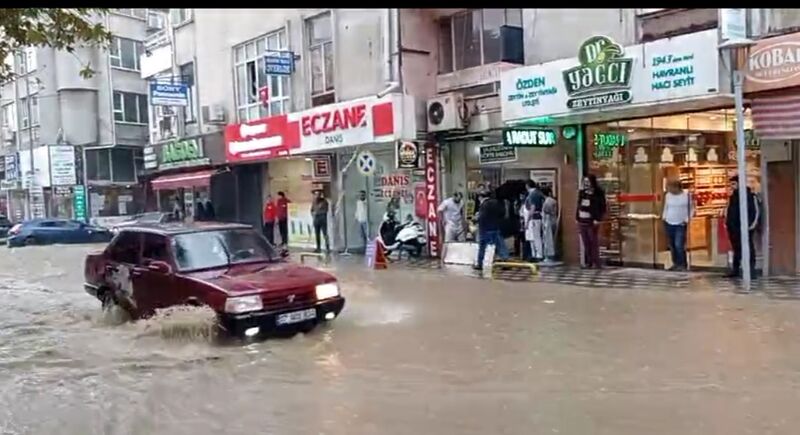 Edremit’te 5 dakika sağanak yağış hayatı felç etti…Yollar göle döndü