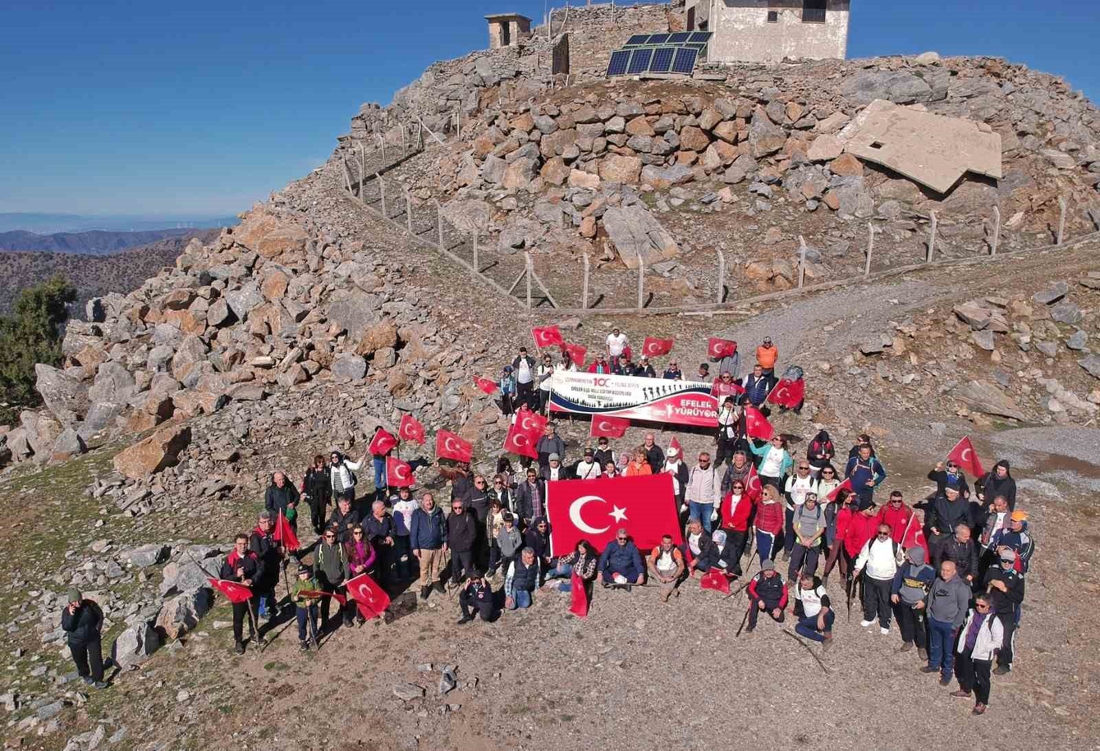 Efeler, cumhuriyet için yürüdü