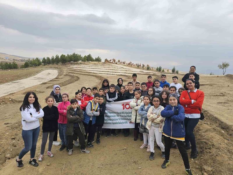 Elazığ’da öğrenciler, Cumhuriyet’in 100. yılında 100 fidan dikti