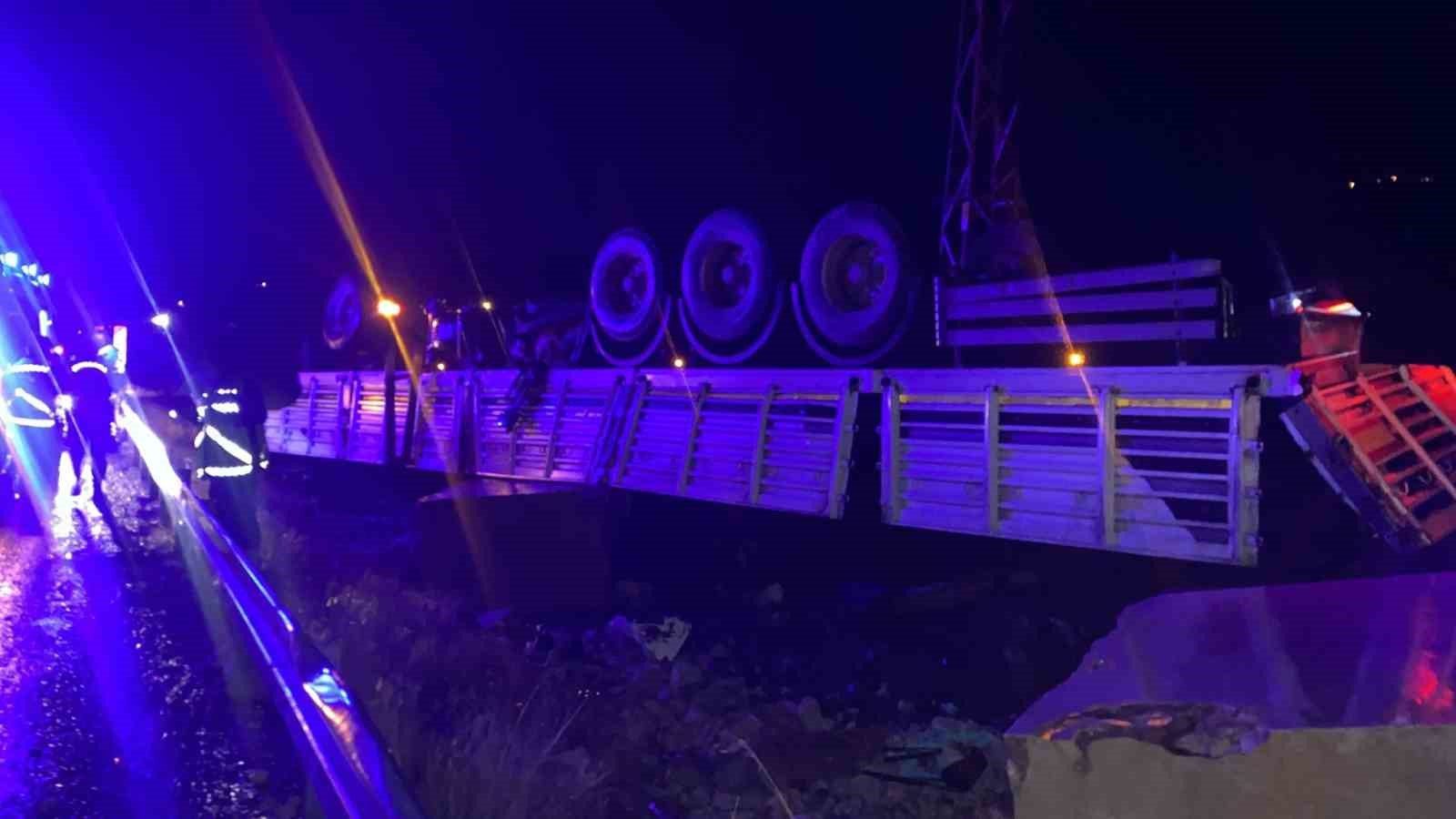 Elazığ’da tır ters döndü: 1 ölü