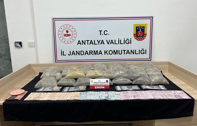 Evini uyuşturucu imalathanesine çevirdi, jandarma operasyonuyla yakalandı