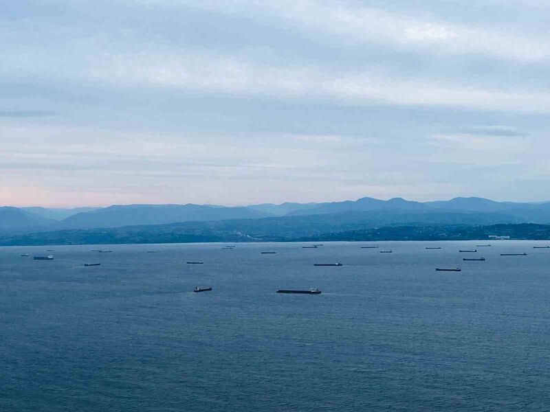 Karadeniz’de etkili olan kötü hava şartlarında yol almakta güçlük çeken