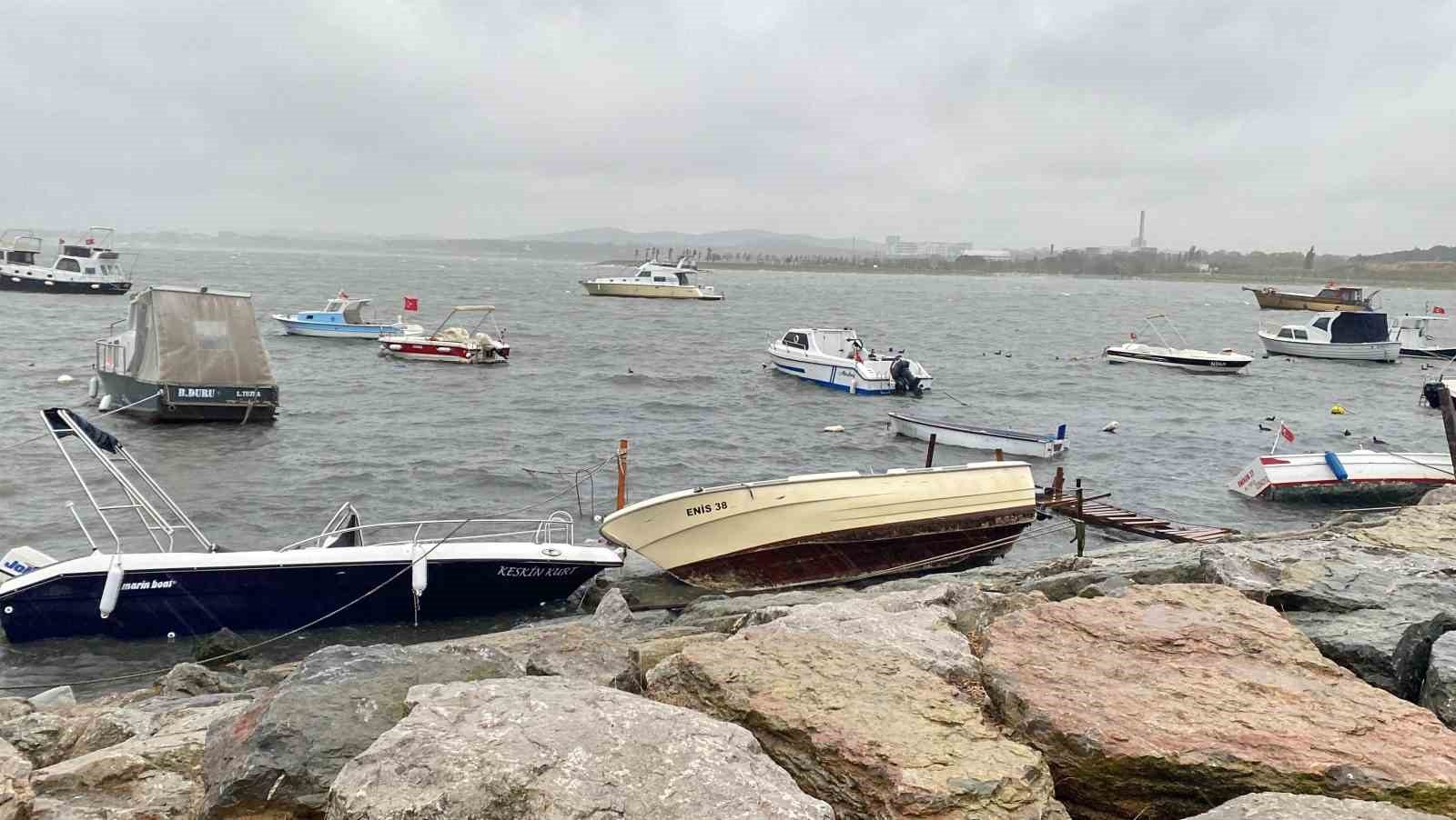 Fırtınaya dayanamayan tekneler karaya vurdu
