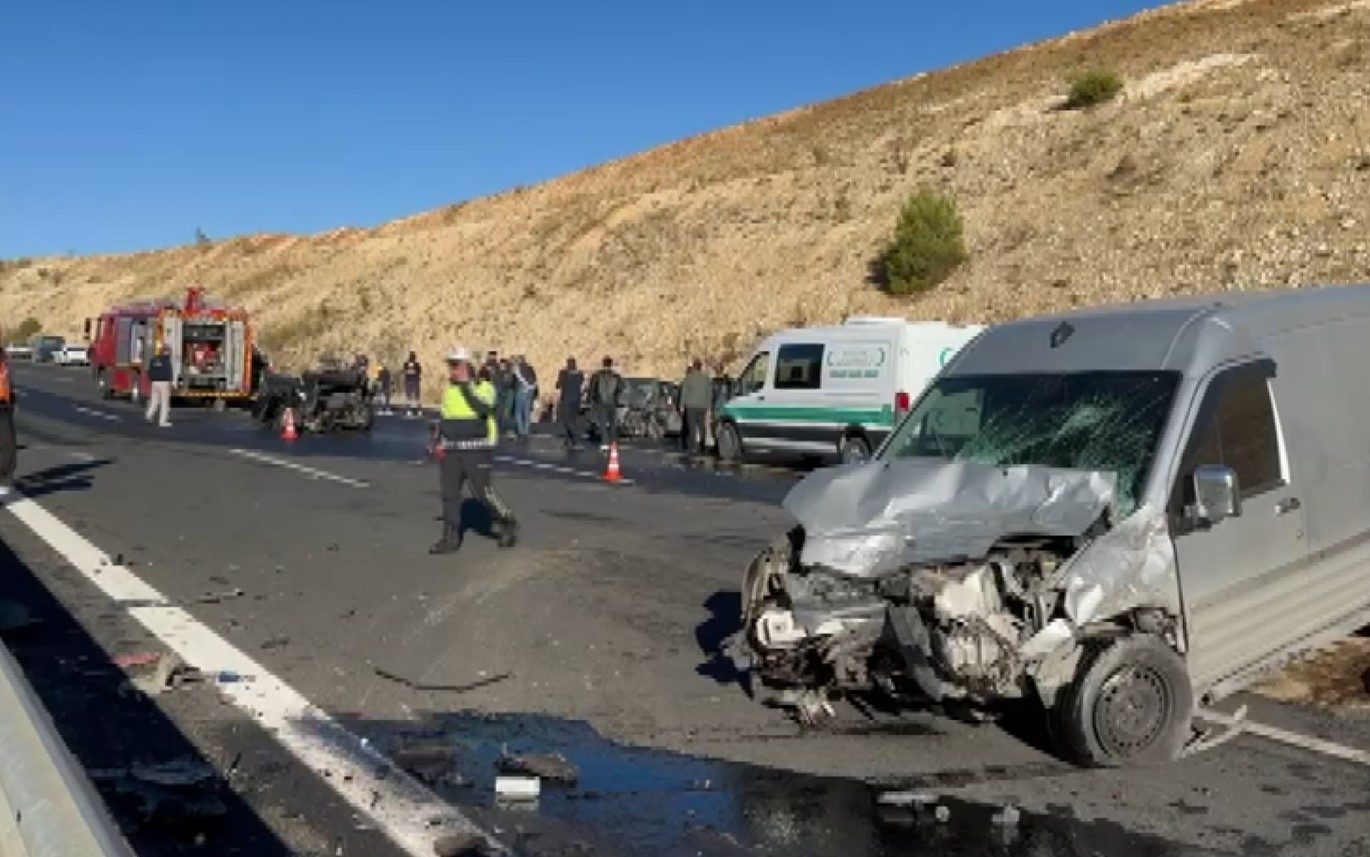 Gaziantep’te 3 aracın karıştığı zincirleme kaza: 1 ölü, 6 yaralı