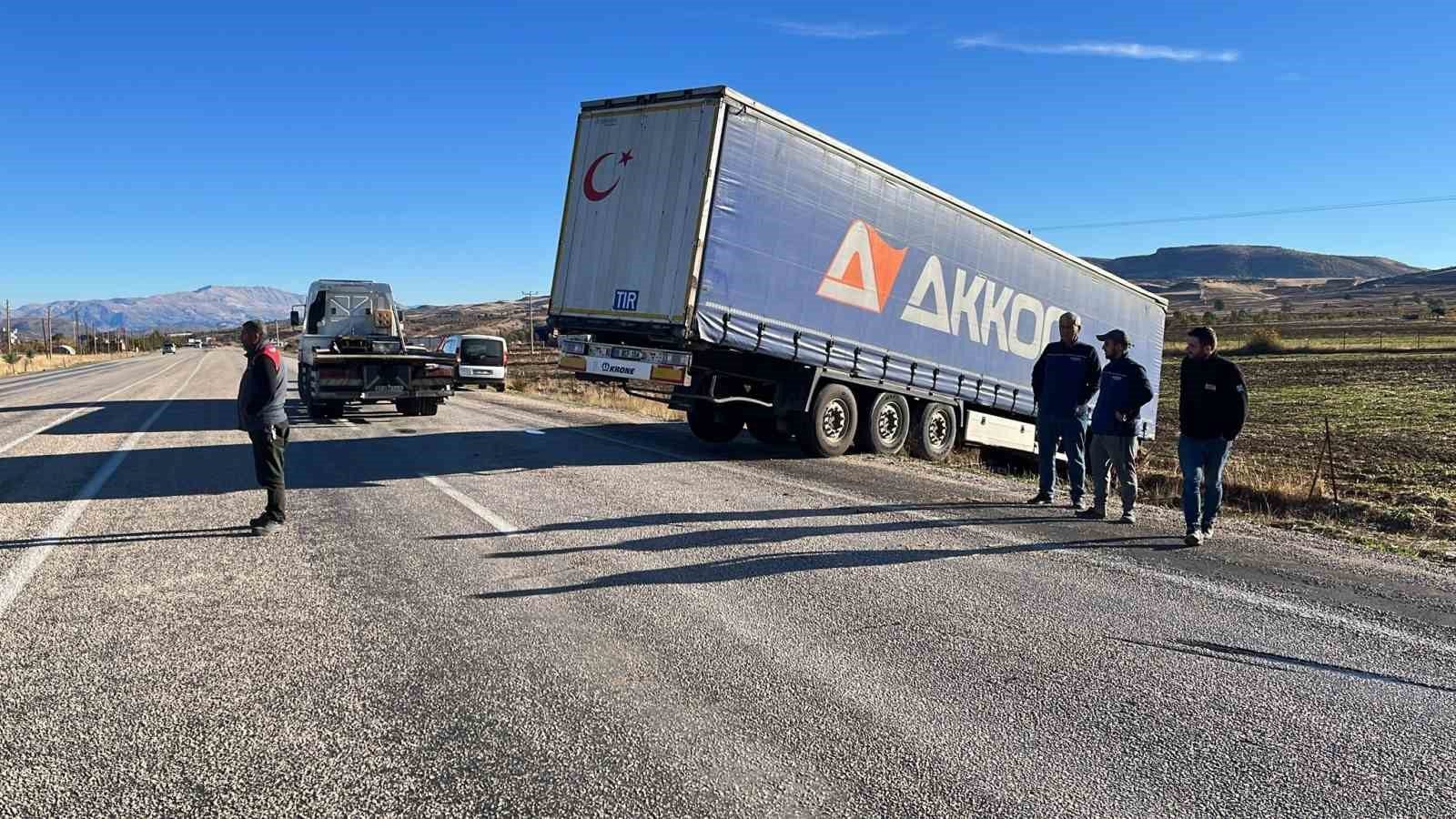 GÖLBAŞI’NDA TIR YOLDAN ÇIKTI: 1 YARALI