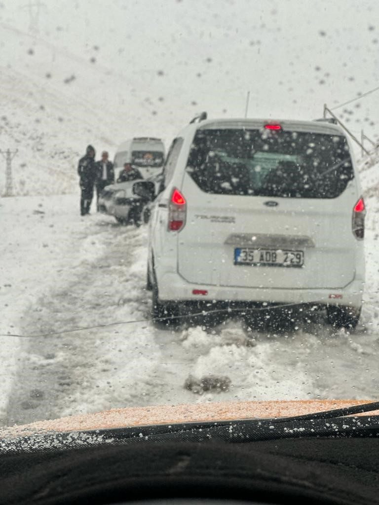 Hakkari-Van karayolunda kar yağışı